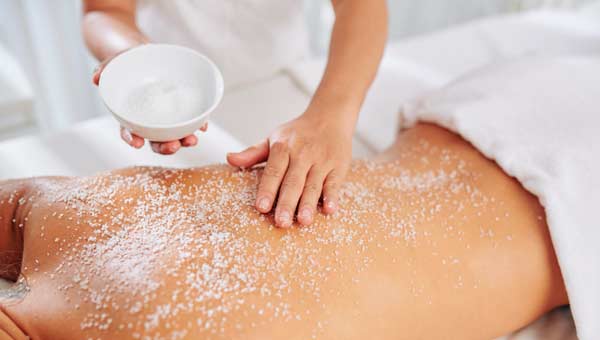 Как выбрать идеальный скраб для тела: сахарный vs солевой