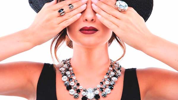Почему важно подбирать украшения по форме лица